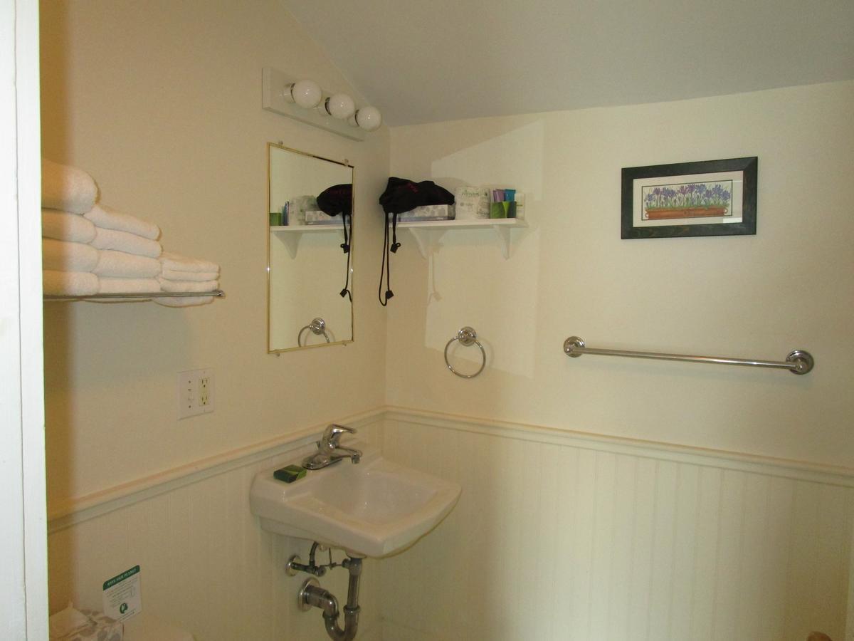 Shea'S Riverside Inn & Motel Essex المظهر الخارجي الصورة