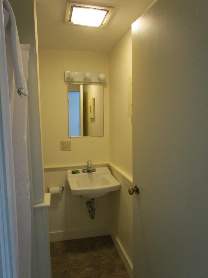 Shea'S Riverside Inn & Motel Essex المظهر الخارجي الصورة