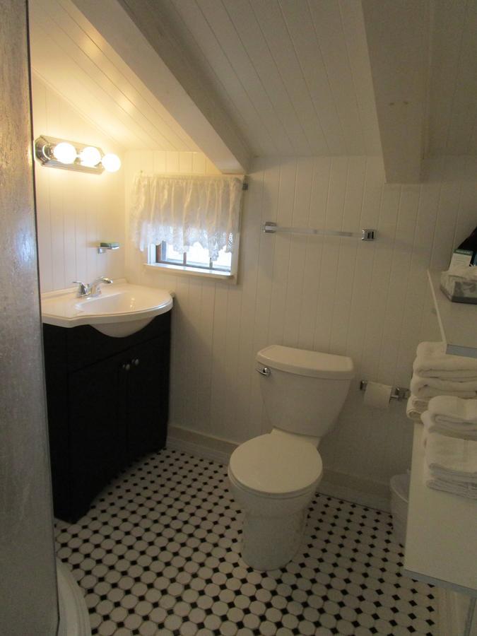 Shea'S Riverside Inn & Motel Essex المظهر الخارجي الصورة