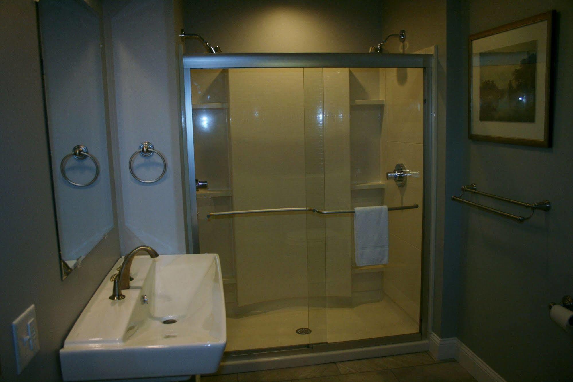 Shea'S Riverside Inn & Motel Essex المظهر الخارجي الصورة