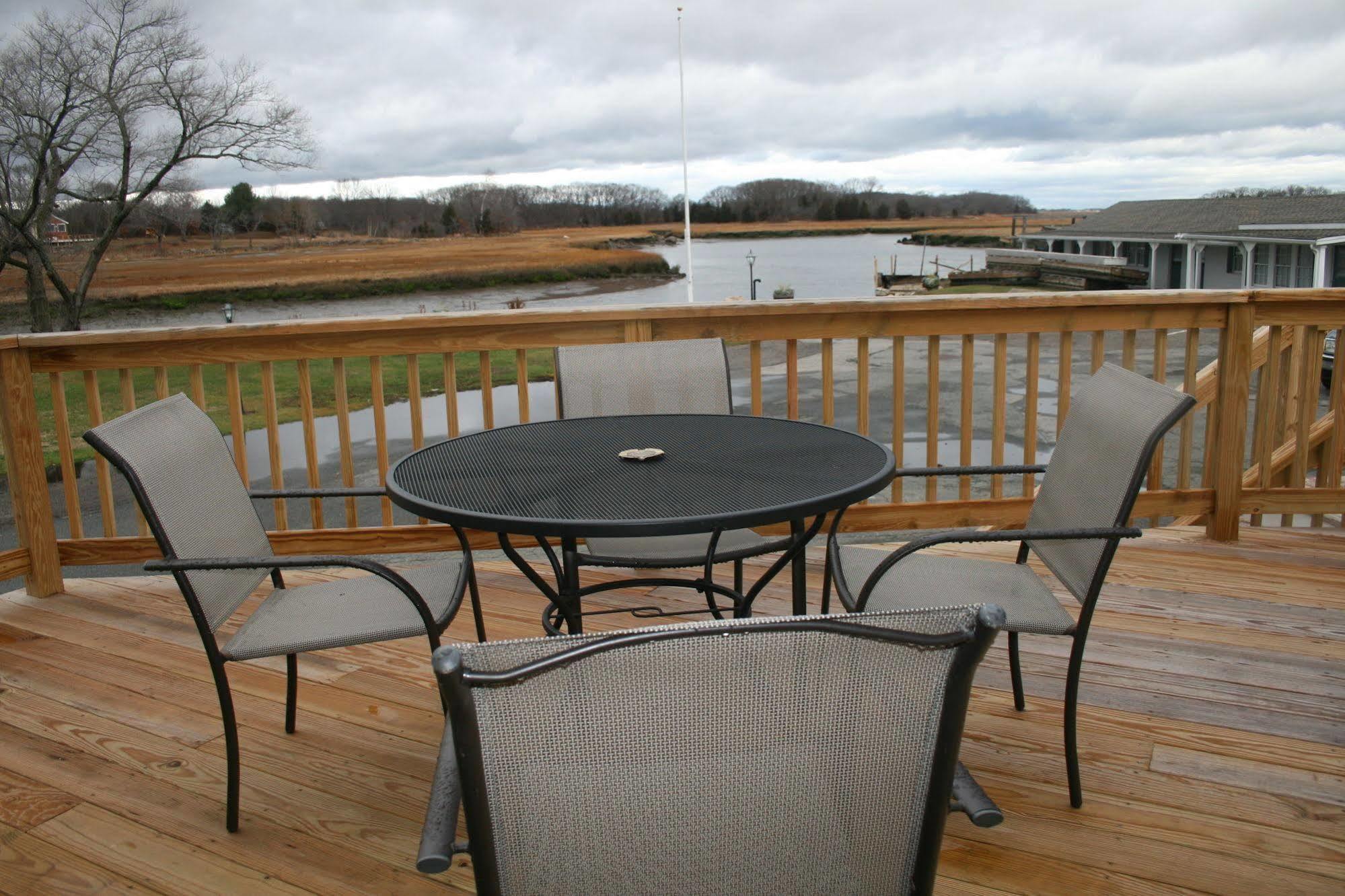 Shea'S Riverside Inn & Motel Essex المظهر الخارجي الصورة