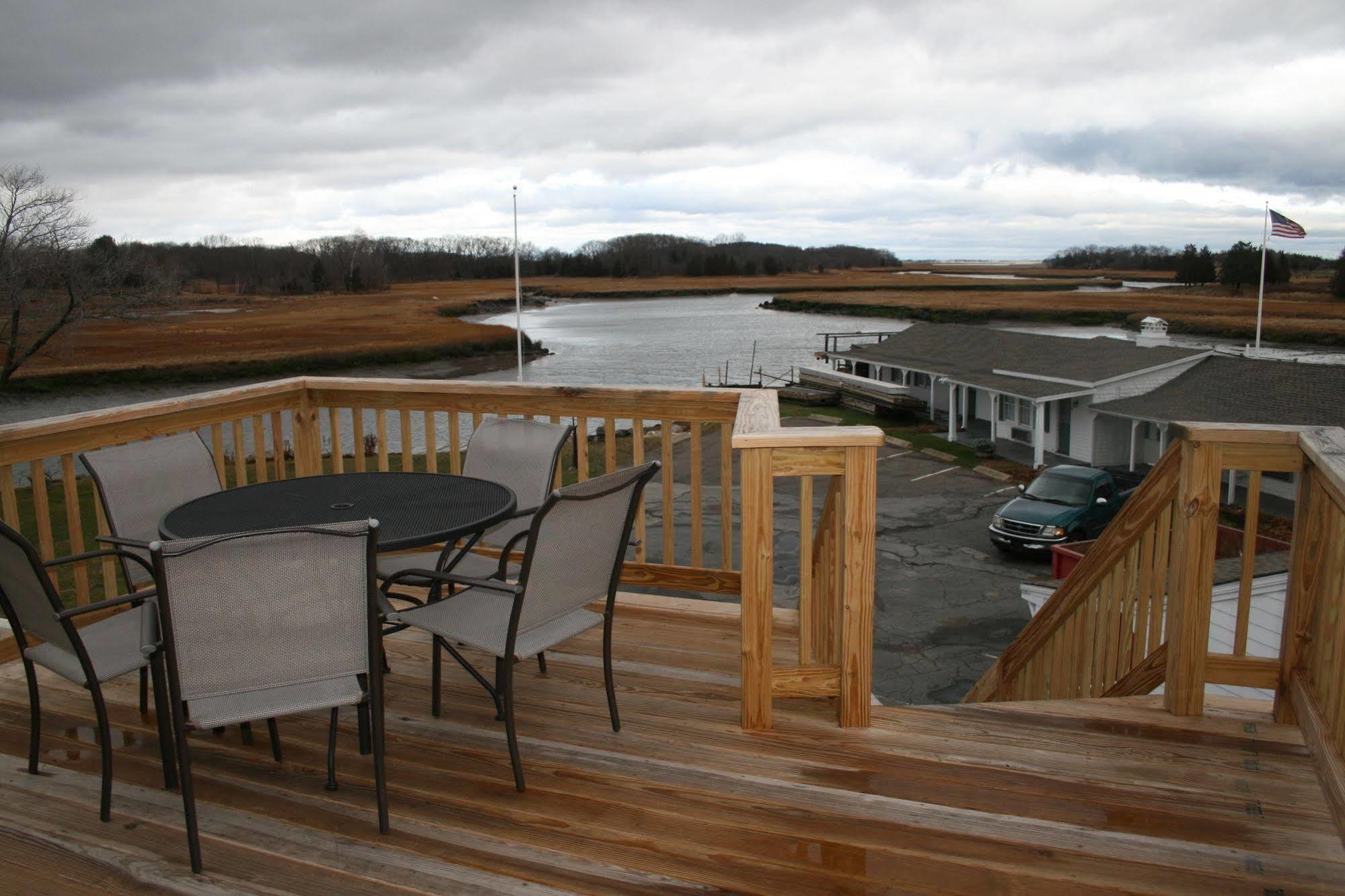 Shea'S Riverside Inn & Motel Essex المظهر الخارجي الصورة