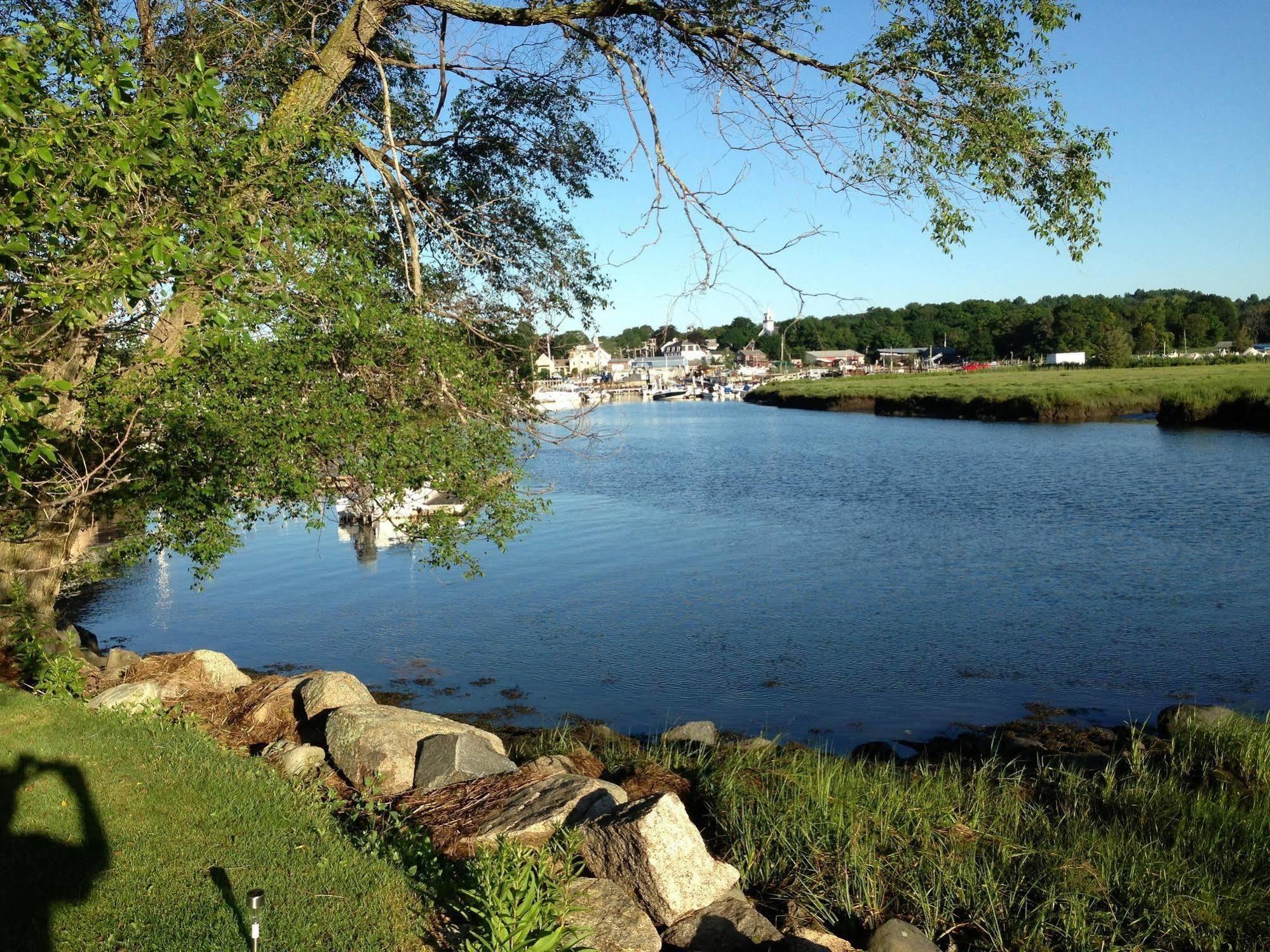 Shea'S Riverside Inn & Motel Essex المظهر الخارجي الصورة