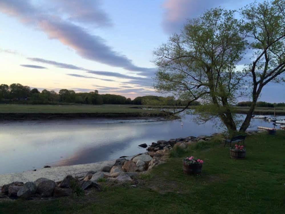 Shea'S Riverside Inn & Motel Essex المظهر الخارجي الصورة